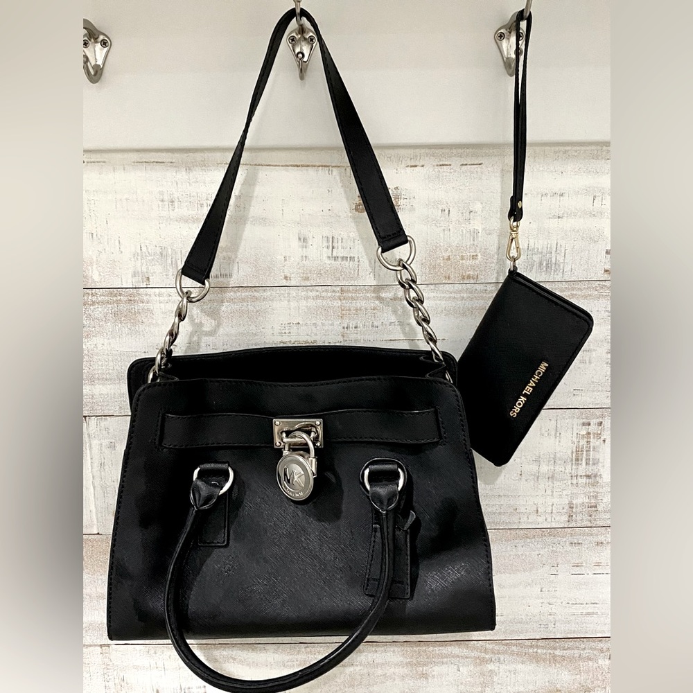 Michael Kors shoulder bag EUC with wallet